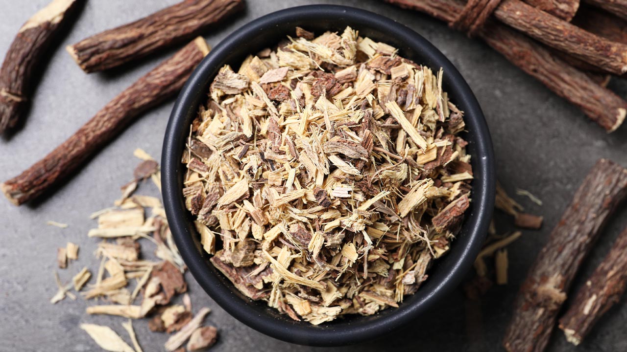 Para que serve o chá de alcaçuz? O chá de alcaçuz possui uma ampla gama de benefícios, sendo especialmente eficaz no tratamento de problemas digestivos e respiratórios, além de promover o alívio de dores e inflamações. Para que serve o chá de alcaçuz? O chá de alcaçuz possui uma ampla gama de benefícios, sendo especialmente eficaz no tratamento de problemas digestivos e respiratórios, além de promover o alívio de dores e inflamações.